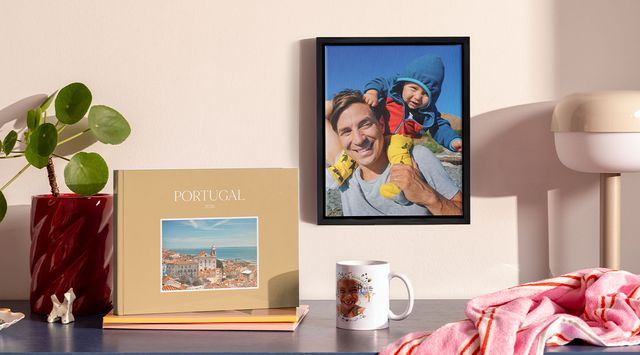 Collezione di foto prodotti personalizzati esposti su uno scaffale, tra cui un fotolibro, una stampa con cornice e una tazza.
