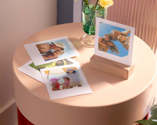 Collezione di stampe foto con i ricordi estivi preferiti.