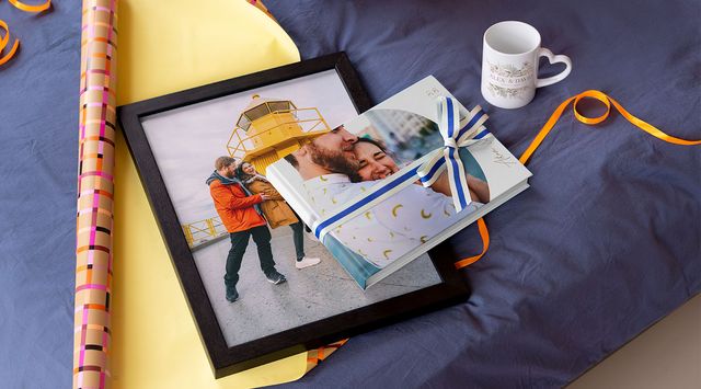Regali di anniversario personalizzati Photobox: un fotolibro, una tazza cuore e una tela con cornice.
