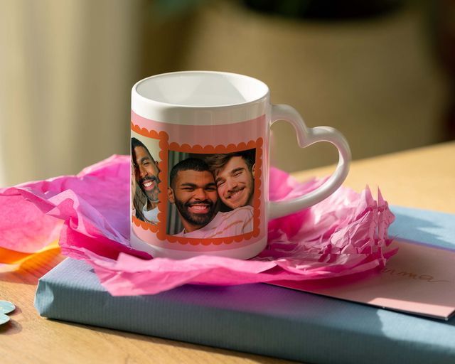 Una tazza personalizzata con manico a forma di cuore con la foto di una coppia.