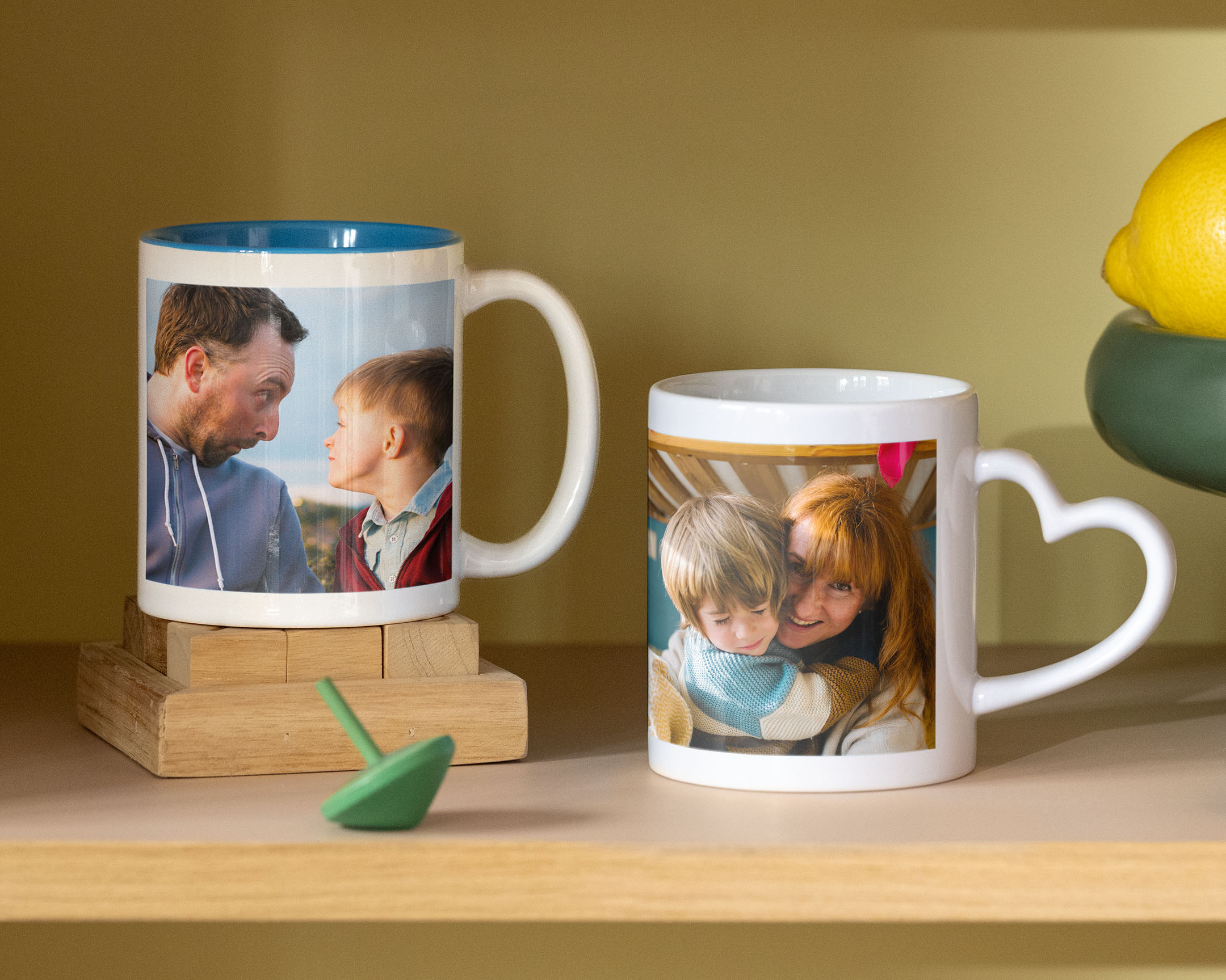 Tazze esposte con foto di famiglia