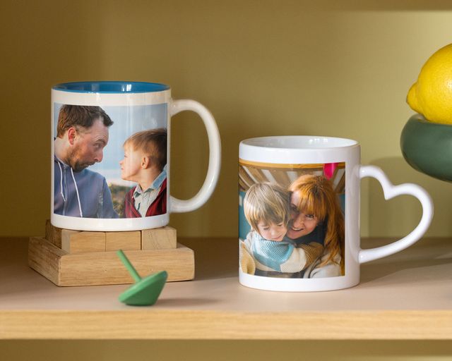 Tazze esposte con foto di famiglia