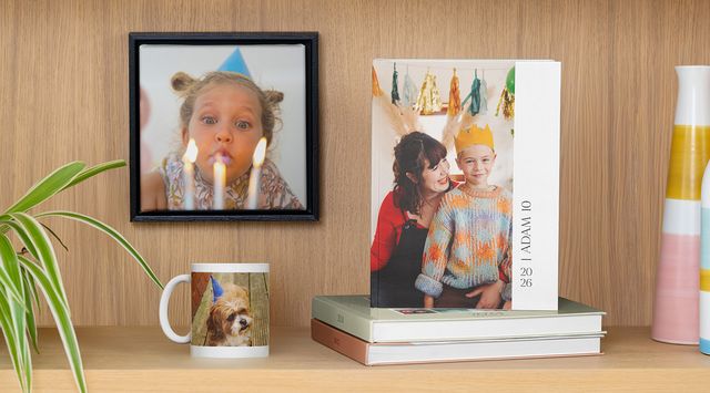 Una selezione di fotolibri esposti, decorazioni da parete e regali