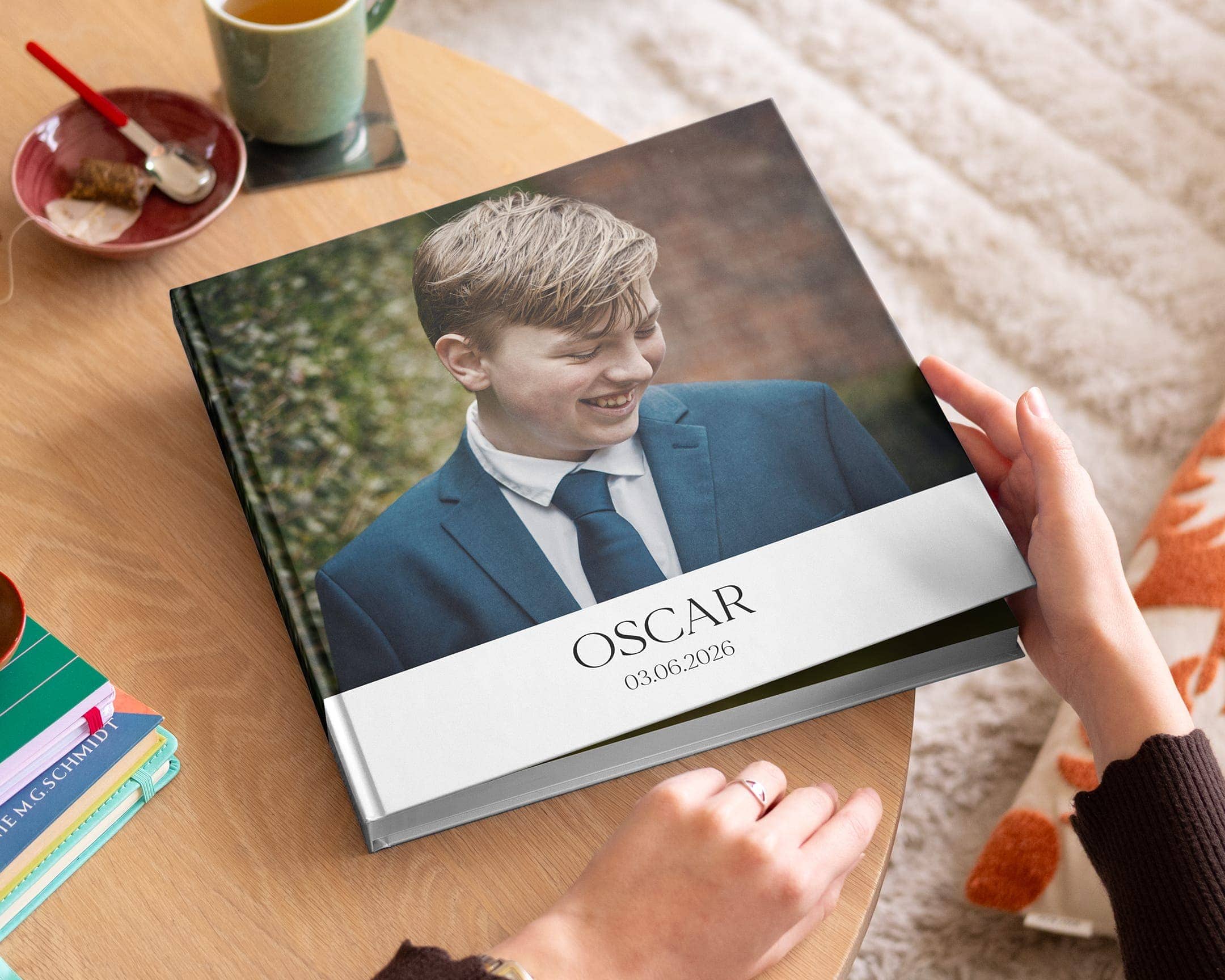 Fotolibro per la comunione aperto con immagini di bambini