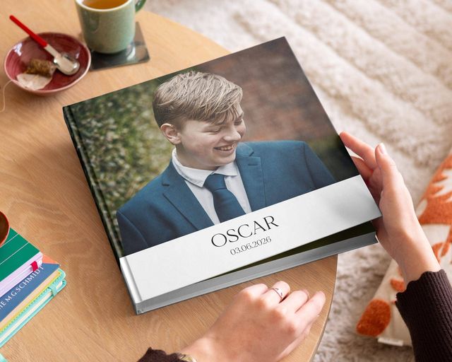Fotolibro per la comunione aperto con immagini di bambini
