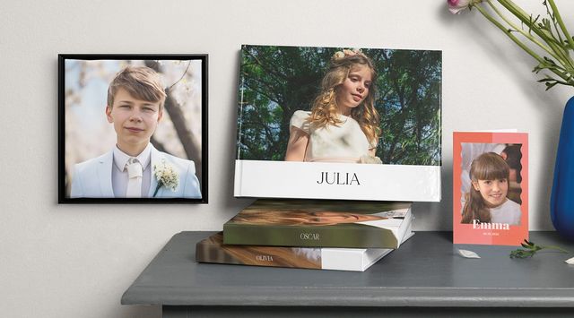 Una selezione di biglietti in mostra, piccoli fotolibri e decorazioni da parete