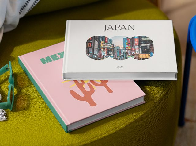 Due fotolibri da viaggio appoggiati su una sedia