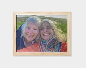 Un poster con cornice con l'immagine di due donne che sorridono