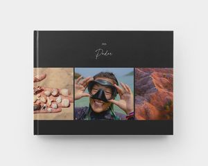 Un fotolibro con copertina rigida orizzontale chiuso con immagini estive in copertina