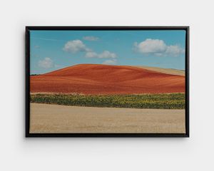 Una tela con cornice con la foto di un paesaggio estivo
