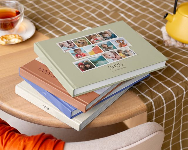 Pila di fotolibri personalizzati su un tavolo