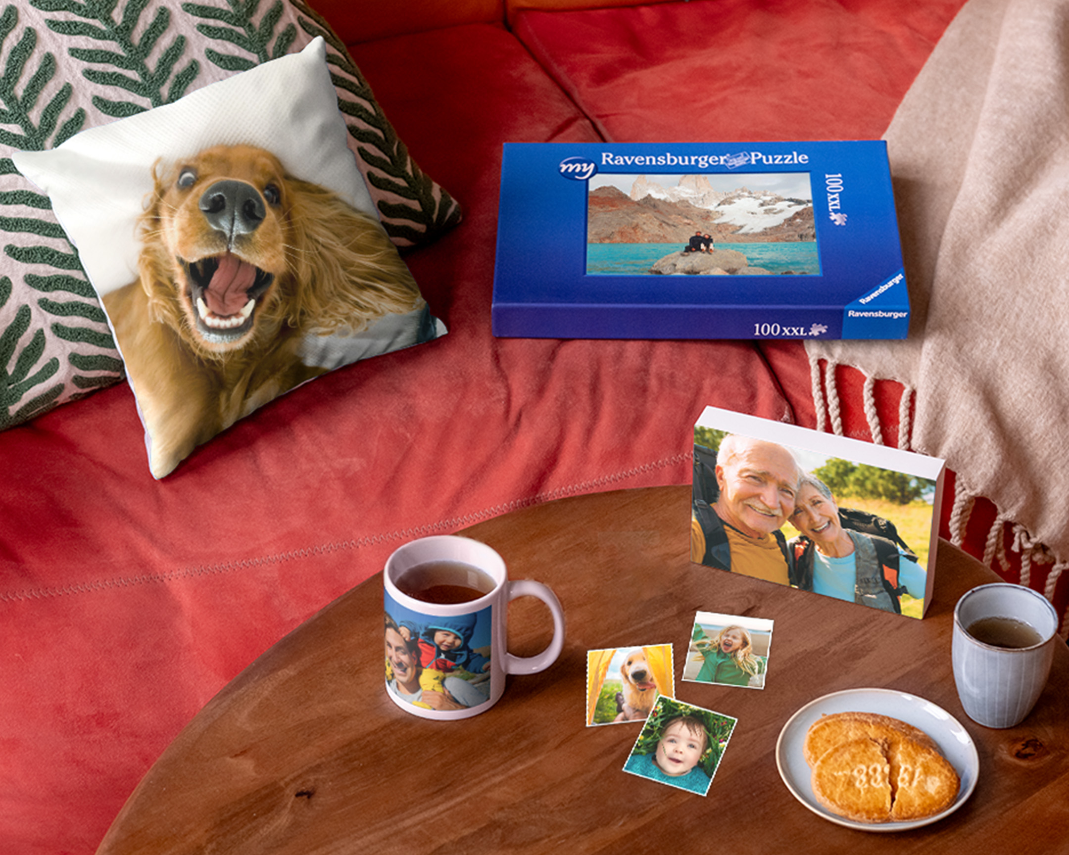 Zona giorno con vari regali con foto personalizzati