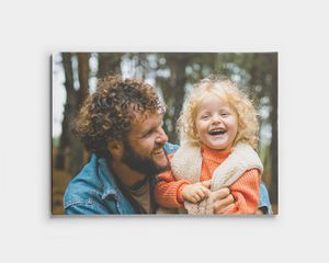 Stampa su tela con padre e figlio sorridenti nel bosco