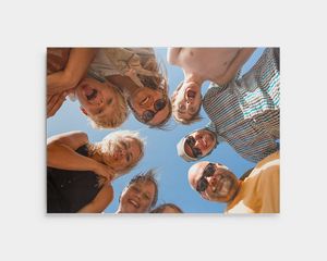 Stampa su alluminio di un gruppo in cerchio con cielo blu
