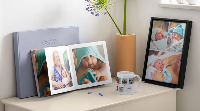 Regali personalizzati per neonati con un fotolibro e una decorazione da parete incorniciata