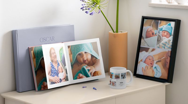 Regali personalizzati per neonati con un fotolibro e una decorazione da parete incorniciata