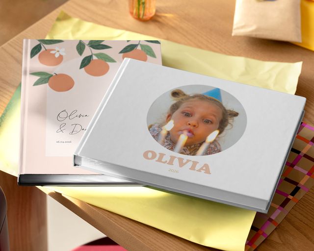 Un tavolo con un paio di fotolibri appoggiati sopra.