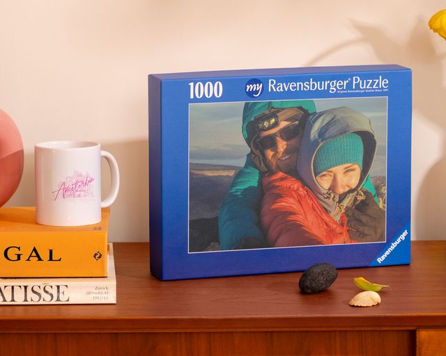 Una selezione di regali: tela con cornice, puzzle, foto su blocco e una tazza.