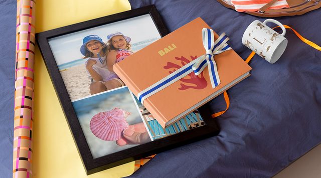 Idee regalo per la nuova casa: fotolibro personalizzato, collage con cornice e una tazza.