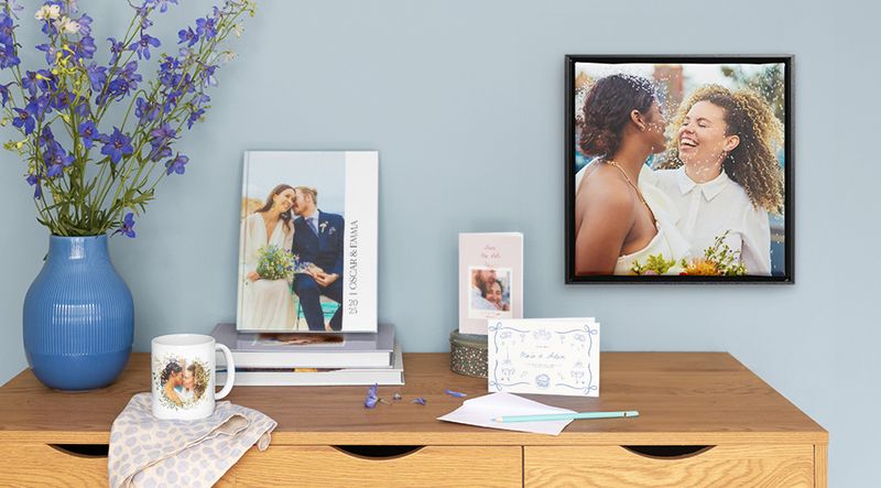 Una collezione di prodotti personalizzati per matrimoni, tra cui fotolibri, biglietti fotografici e decorazioni da parete.