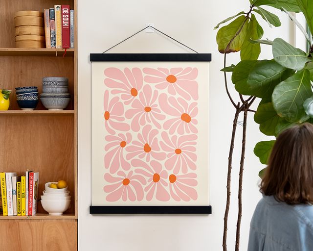 Stampa poster con decorazioni floreali astratte.
