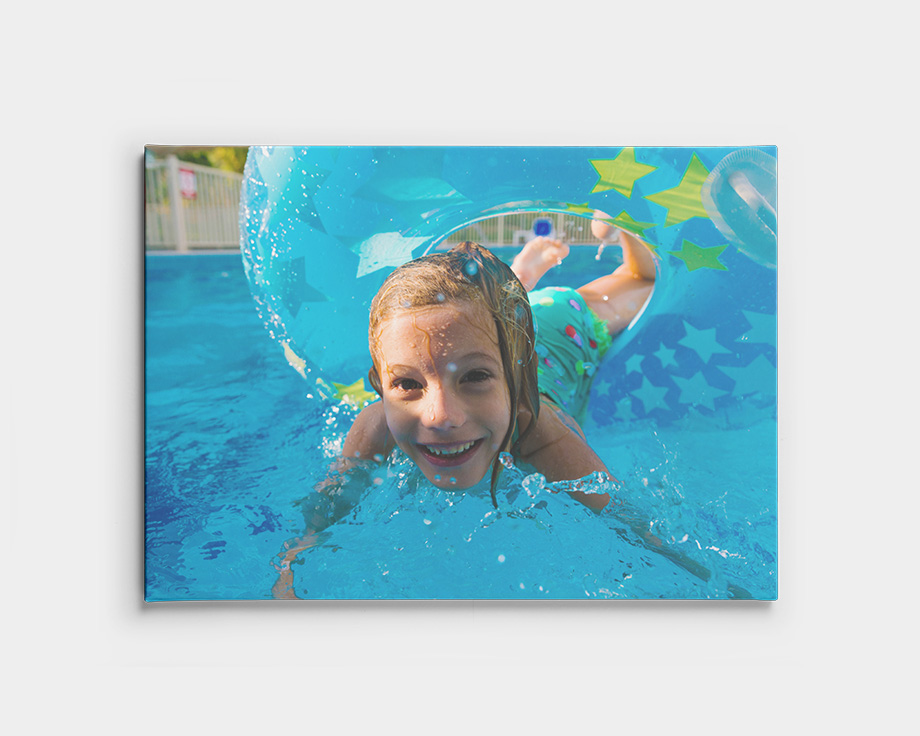 Stampa su tela con bambino che nuota sott'acqua in piscina.