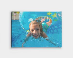 Stampa su tela con bambino che nuota sott'acqua in piscina.