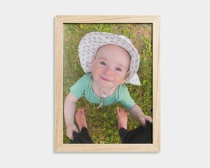 Poster con cornice in legno di neonato e stampa arancione.