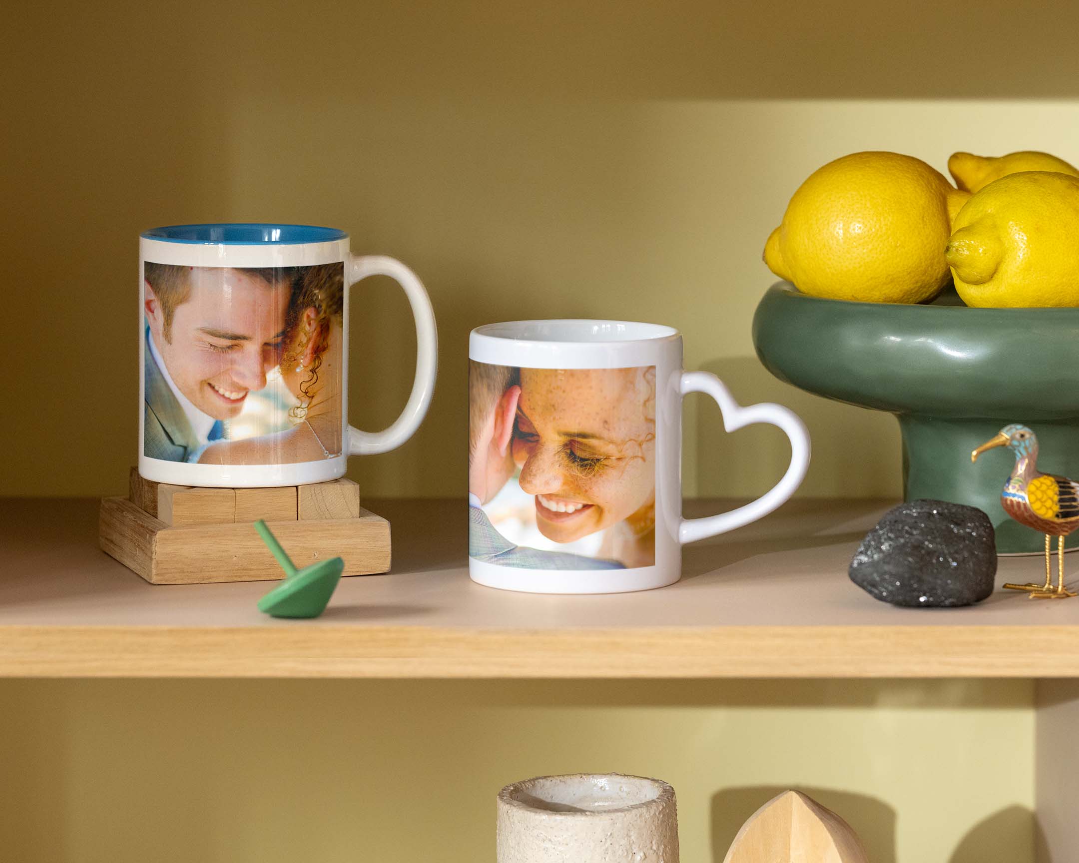 Due tazze personalizzate con foto di matrimonio, una con manico a forma di cuore.