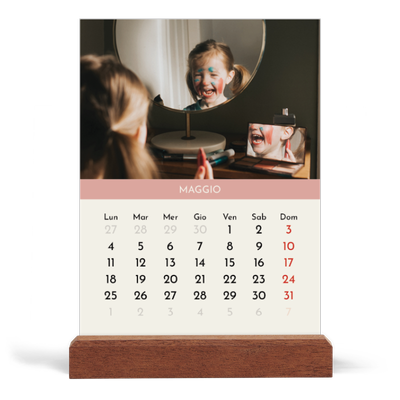 Calendario con supporto in legno verticale  — Capitoli pastello [copertina]