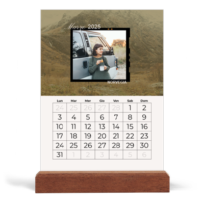 Calendario con supporto in legno verticale  — Avventura [Marzo]