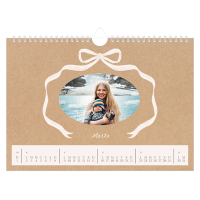 Calendario fotografico A4 — Kraft e fiocco [Marzo]