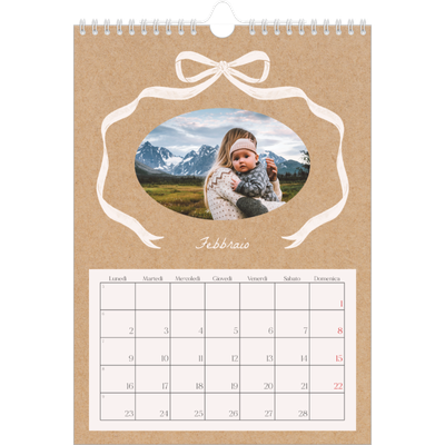 Calendario personalizzato A4 — Kraft e fiocco [Febbraio]