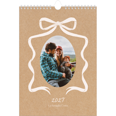 Calendario personalizzato A4 — Kraft e fiocco [copertina]