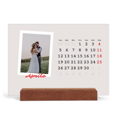 Calendario con supporto in legno orizzontale  — Firmato in cremisi [Aprile]