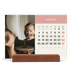 Calendario con supporto in legno orizzontale  — Capitoli pastello [copertina]